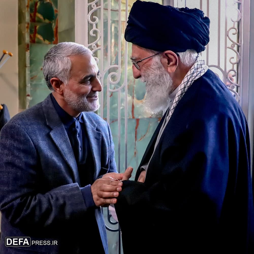 تصویر باکیفیت سردار شهید قاسم سلیمانی در کنار رهبر انقلاب